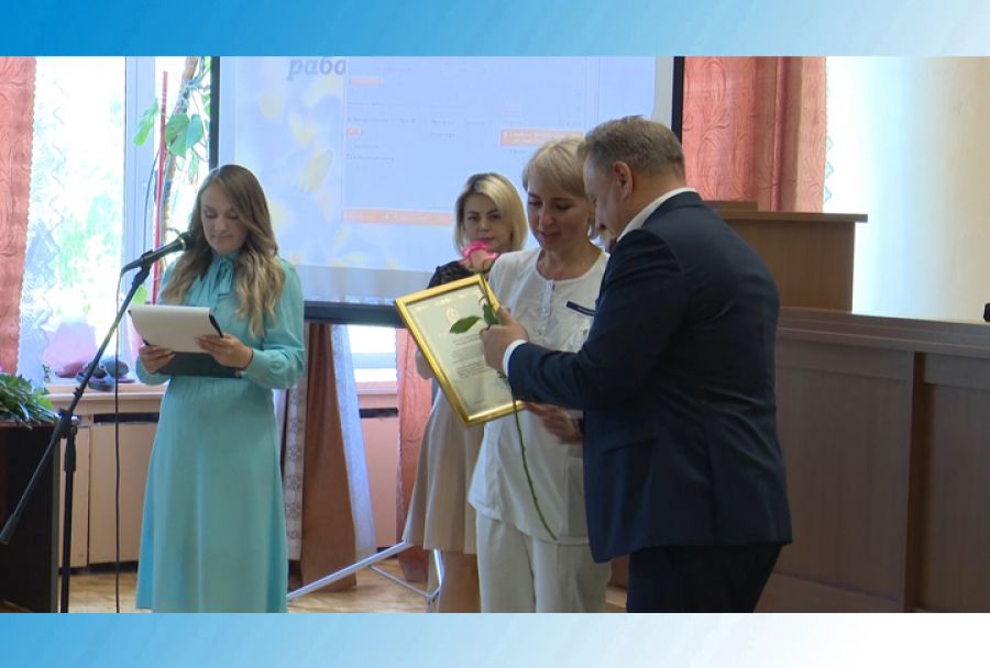 Люди в белых халатах принимают поздравления