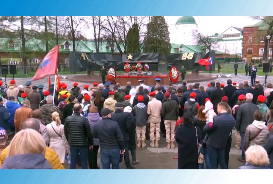 Торжественный митинг у Вечного огня