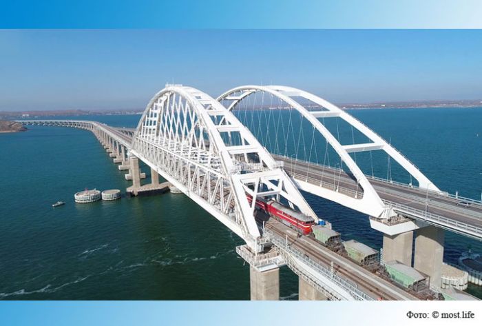 Путин открыл движение по железнодорожной части Крымского моста