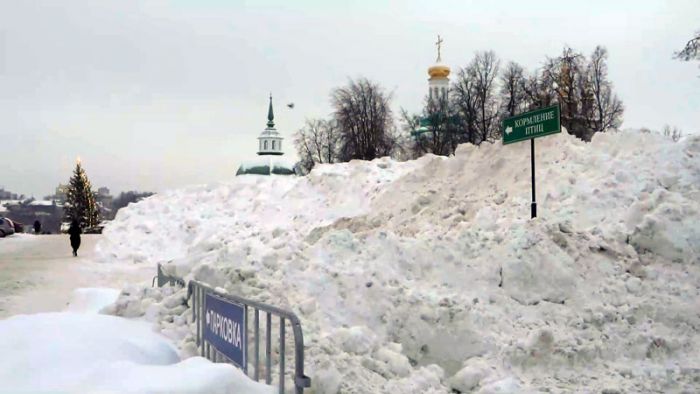 Коммунальные службы продолжают борьбу со снегом