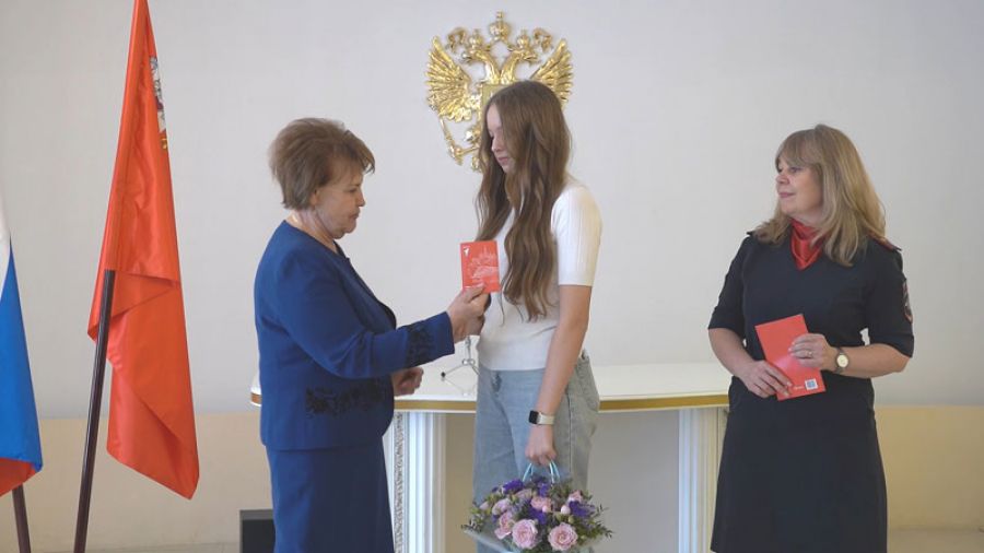 &laquo;Специальный репортаж&raquo;. Вручение паспортов в Сергиево-Посадском отделении ЗАГС