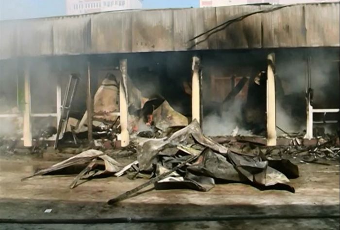 На территории центрального рынка в Хотьково загорелся торговый павильон