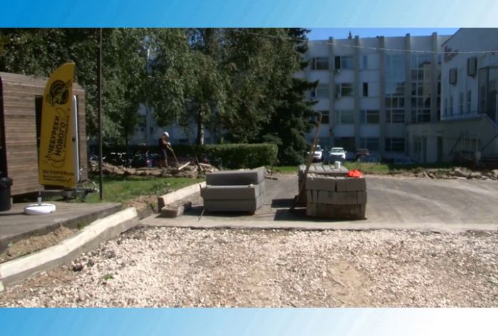 Стоянку, автодорогу и тротуар у МФЦ приводят в порядок
