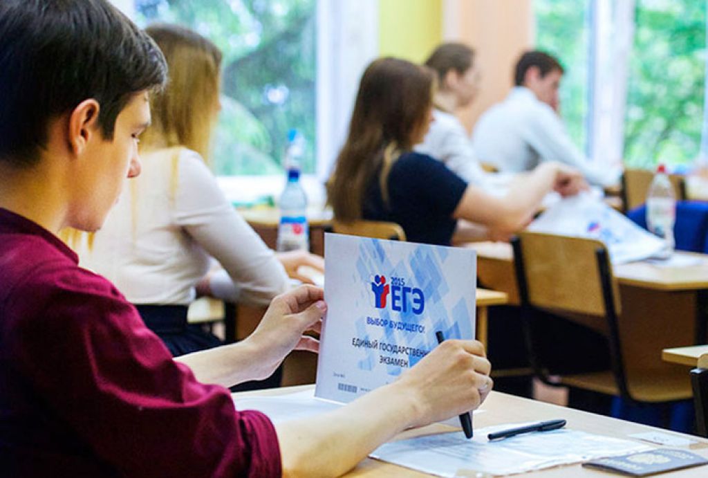 Подготовившим стобалльников по ЕГЭ учителям выплатят премию в 100 тыс. руб.