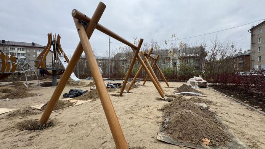 Новую детскую площадку «Тюльпаны» устанавливают в Сергиевом Посаде