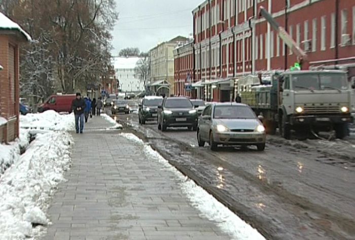 Дорожники устраняют последствия сильного снега с дождём