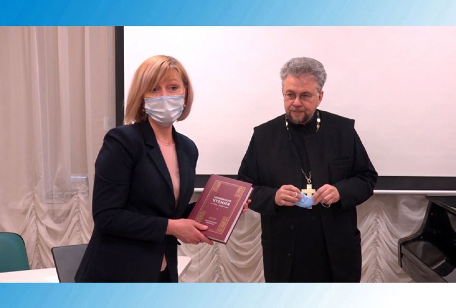 Уникальное юбилейное издание появилось во всех библиотеках округа