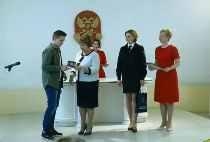 Первый взрослый документ вручали юным сергиевопосадцам в местном ЗАГСе