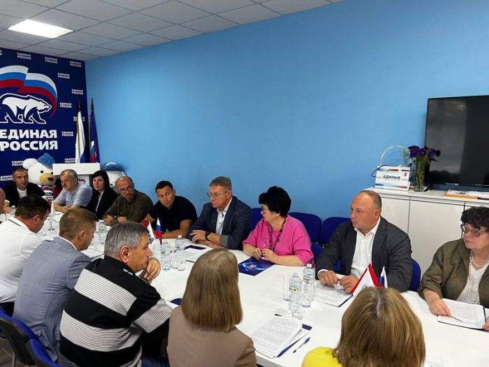 Большая команда приступила к работе