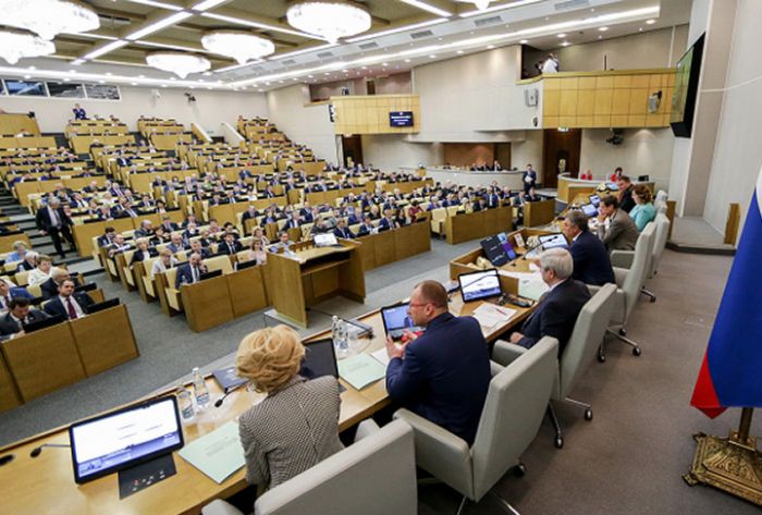Законопроект о снижении депутатской зарплаты до средней по стране внесен в Госдуму