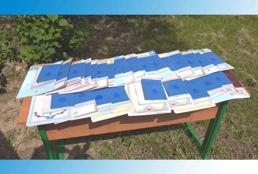 Погода позволила выпускникам получить аттестаты под открытым небом