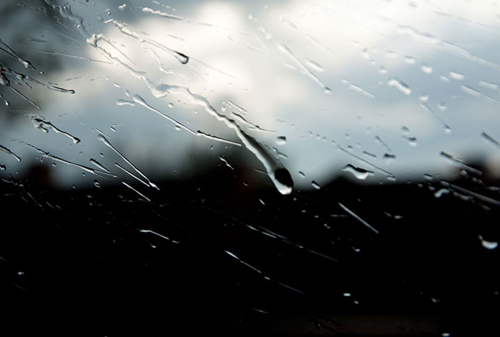 Водителей призвали быть особенно аккуратными за рулем из‑за дождей