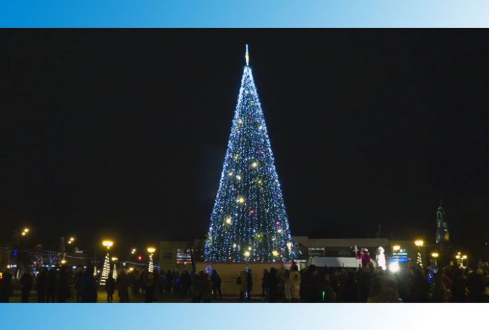 Ярко, громко, зажигательно! Ёлка на Советской площади при параде