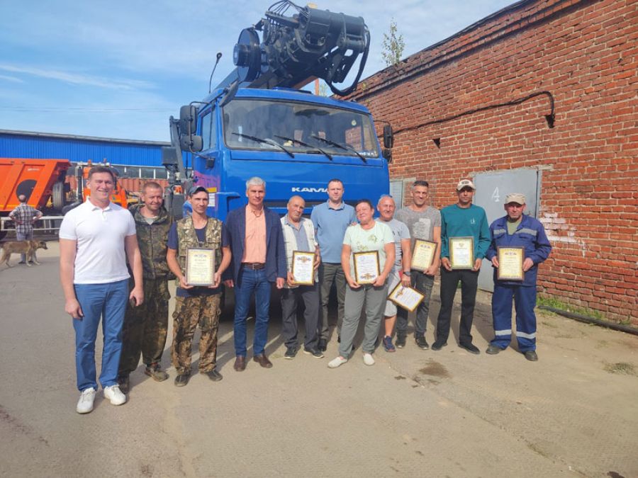Сотрудников МБУ «Благоустройство СП» наградили почётными грамотами и благодарственными письмами