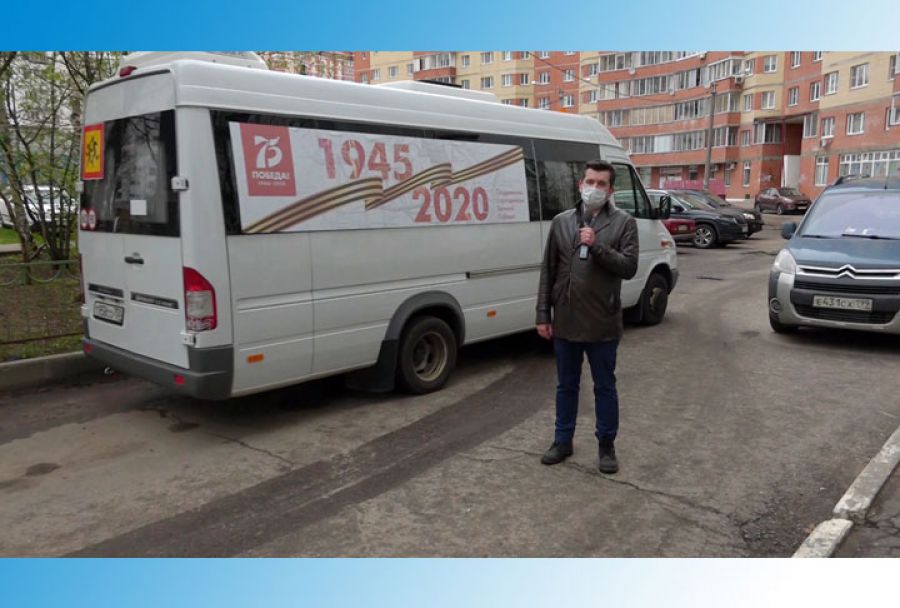 Поющая бригада в военных гимнастёрках