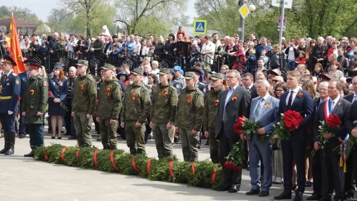 Возложение цветов к Вечному огню