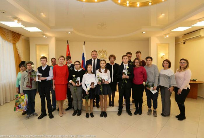 Михаил Токарев торжественно вручил паспорта юным сергиевопосадцам