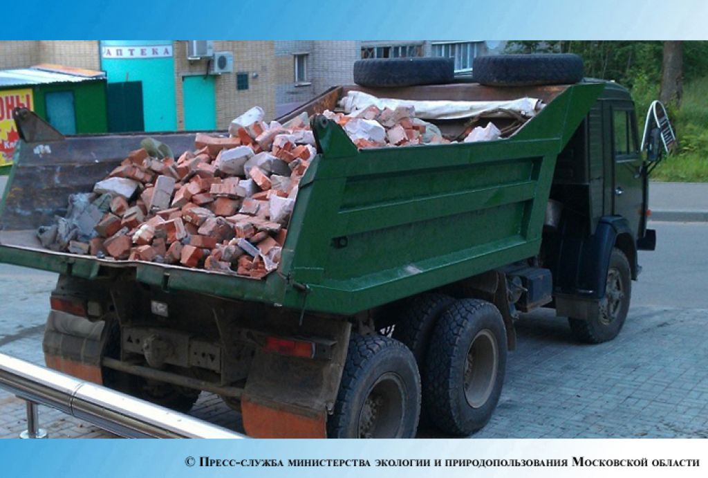 65 компаний получили право заниматься перевозкой строительного мусора