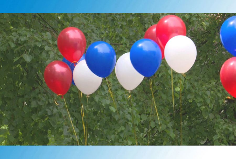 Под окнами больницы звучали песни. День России в Краснозаводске