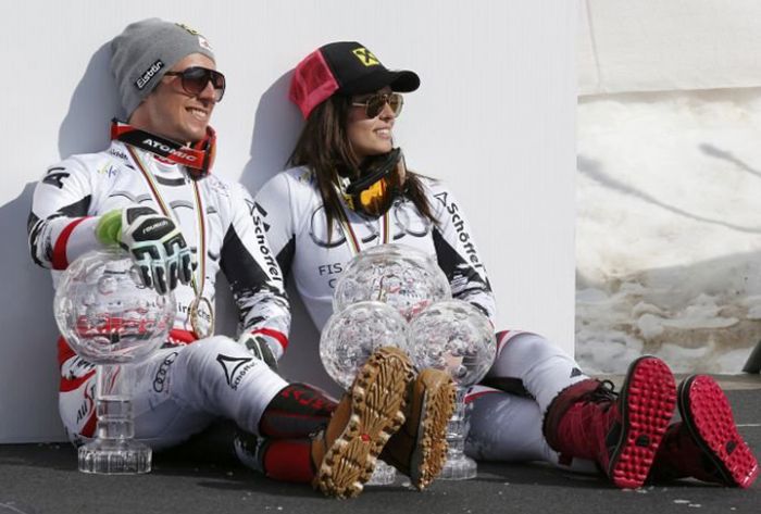 Австрийские горнолыжники Марсель Хиршер и Анна Феннингер заработали в минувшем сезоне соответственно 283 000 и 268 000 евро призовых - больше, чем кто-либо еще в зимних Кубках мира. REUTERS