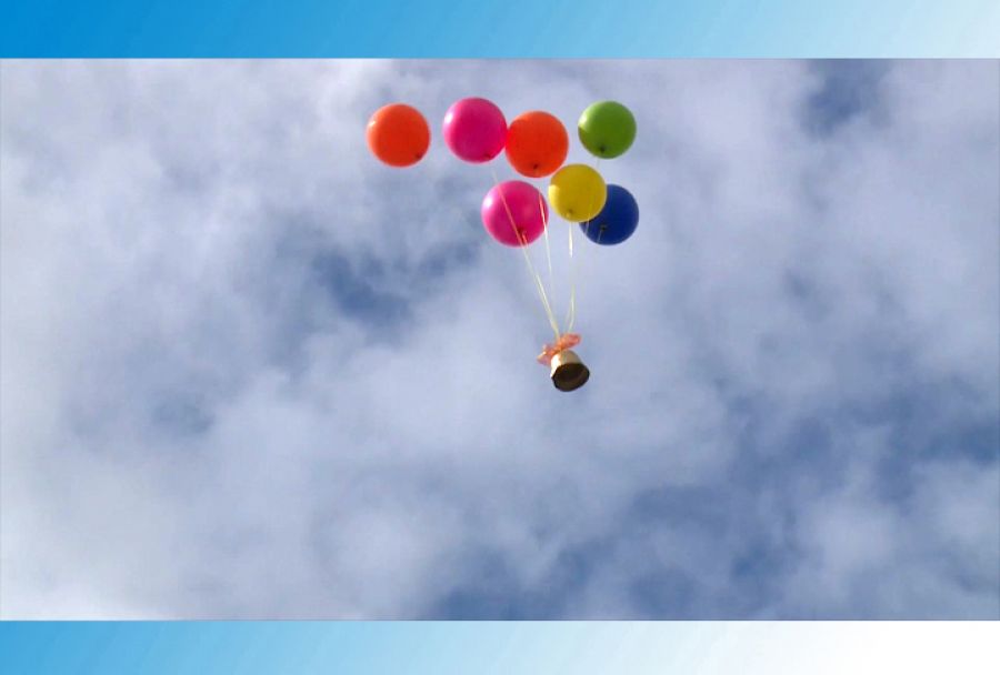 Мелом расчерчен асфальт на квадратики...