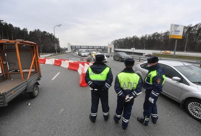 На подмосковных дорогах начали проверять спецпропуска у автомобилистов